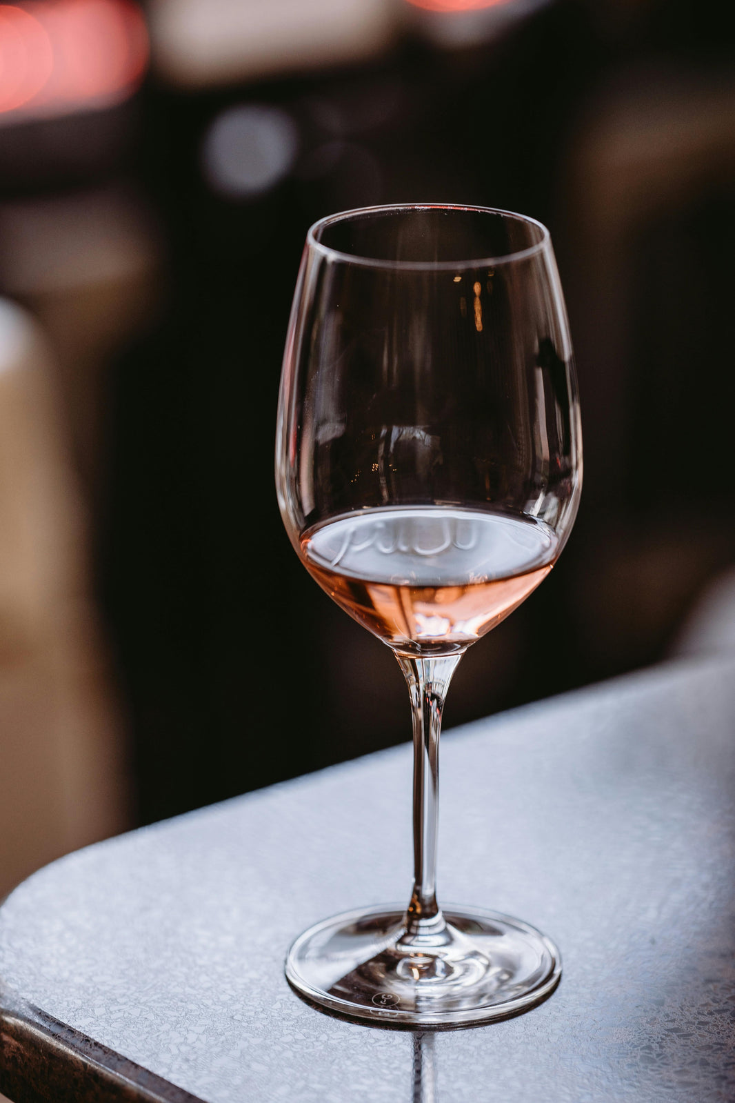 Elegant glas roséwijn op een tafel, ideaal voor momenten van ontspanning en verfijning.